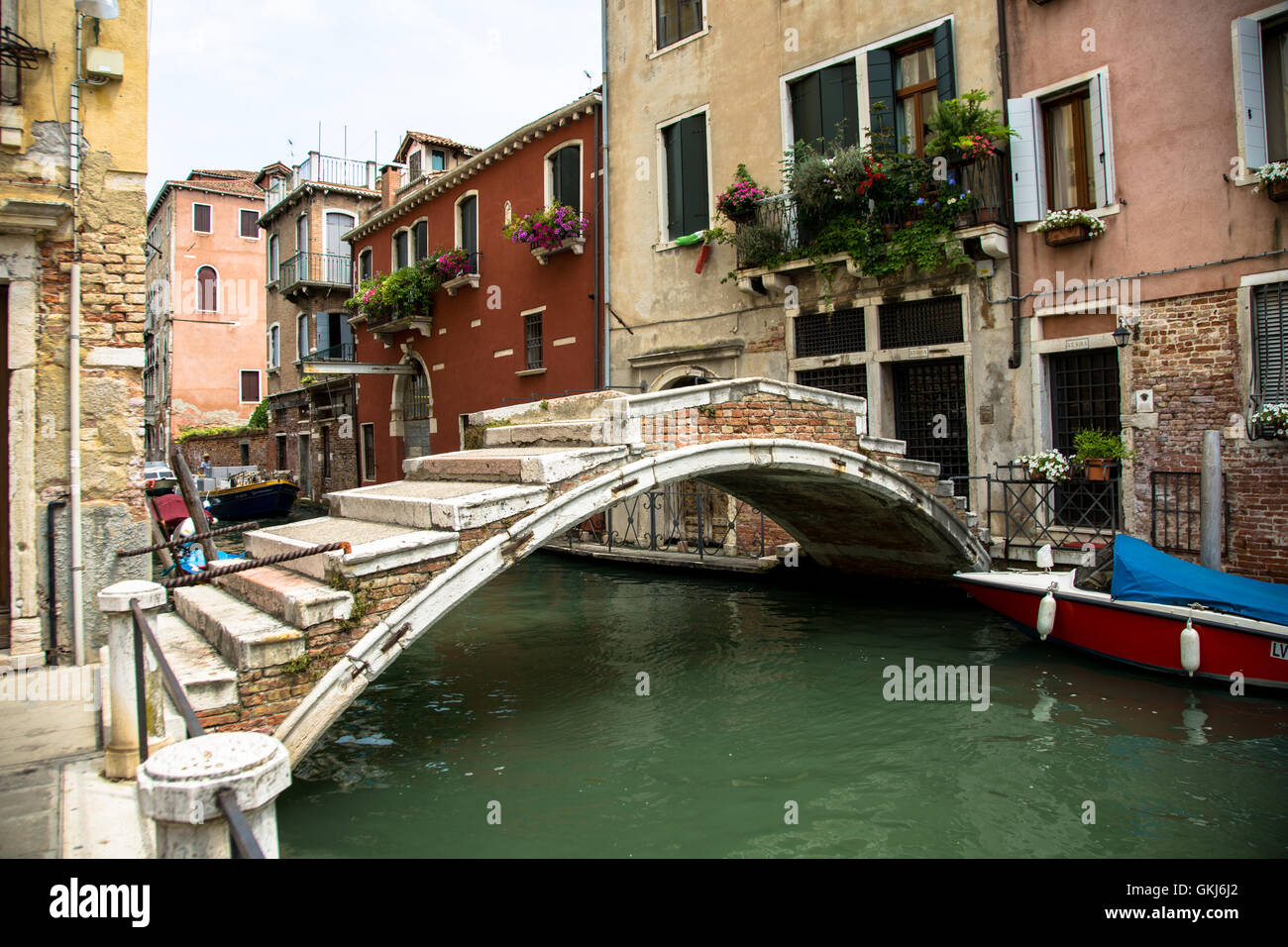 Interessante Brücke mit keine Brüstung - nur eine der beiden noch verbliebenen Brücken in Venedig Italien mit keine seitlichen Schienen Stockfoto