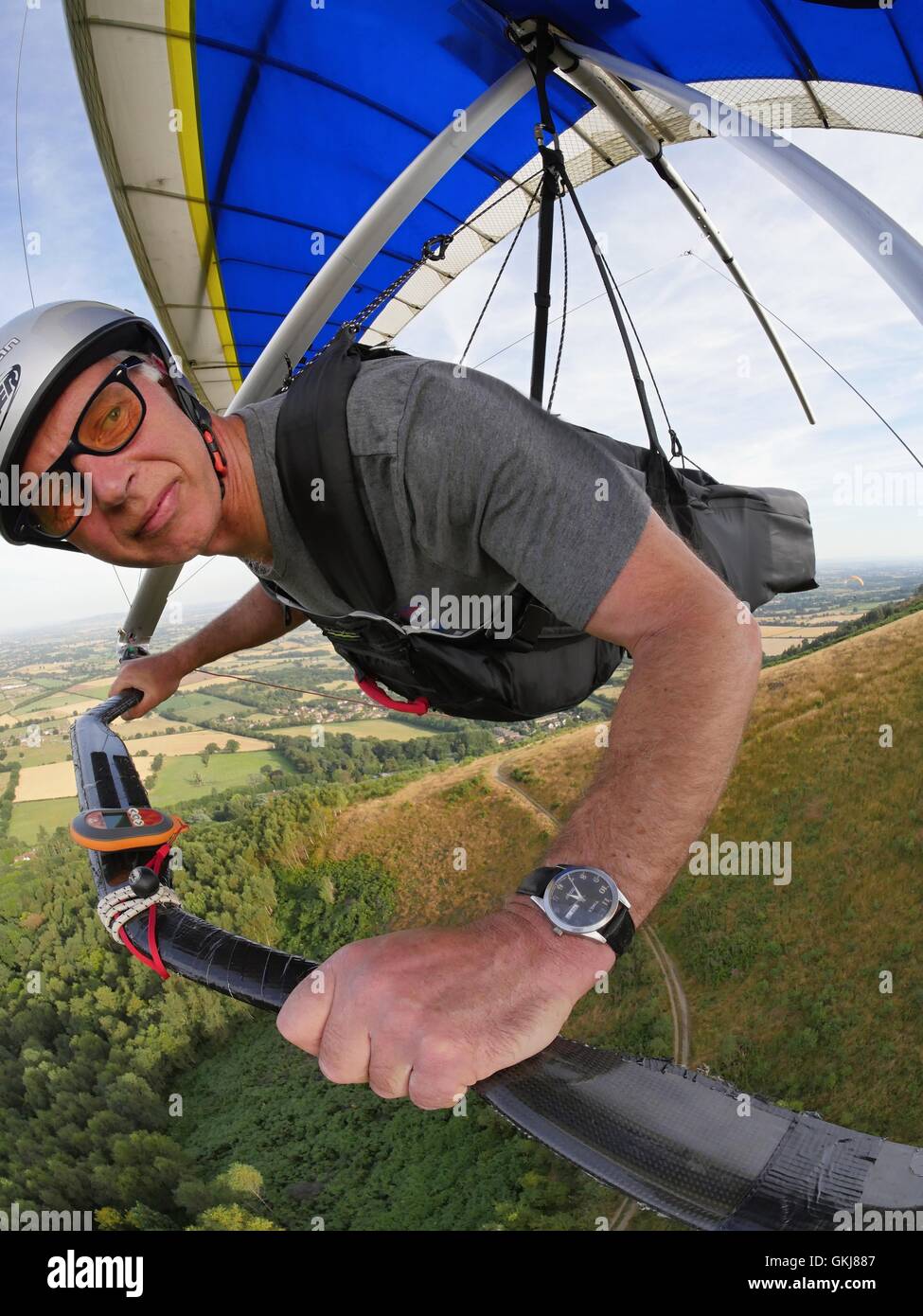 Mann fliegen einem Hängegleiter auf die Malvern Hills Worcestershire uk Stockfoto