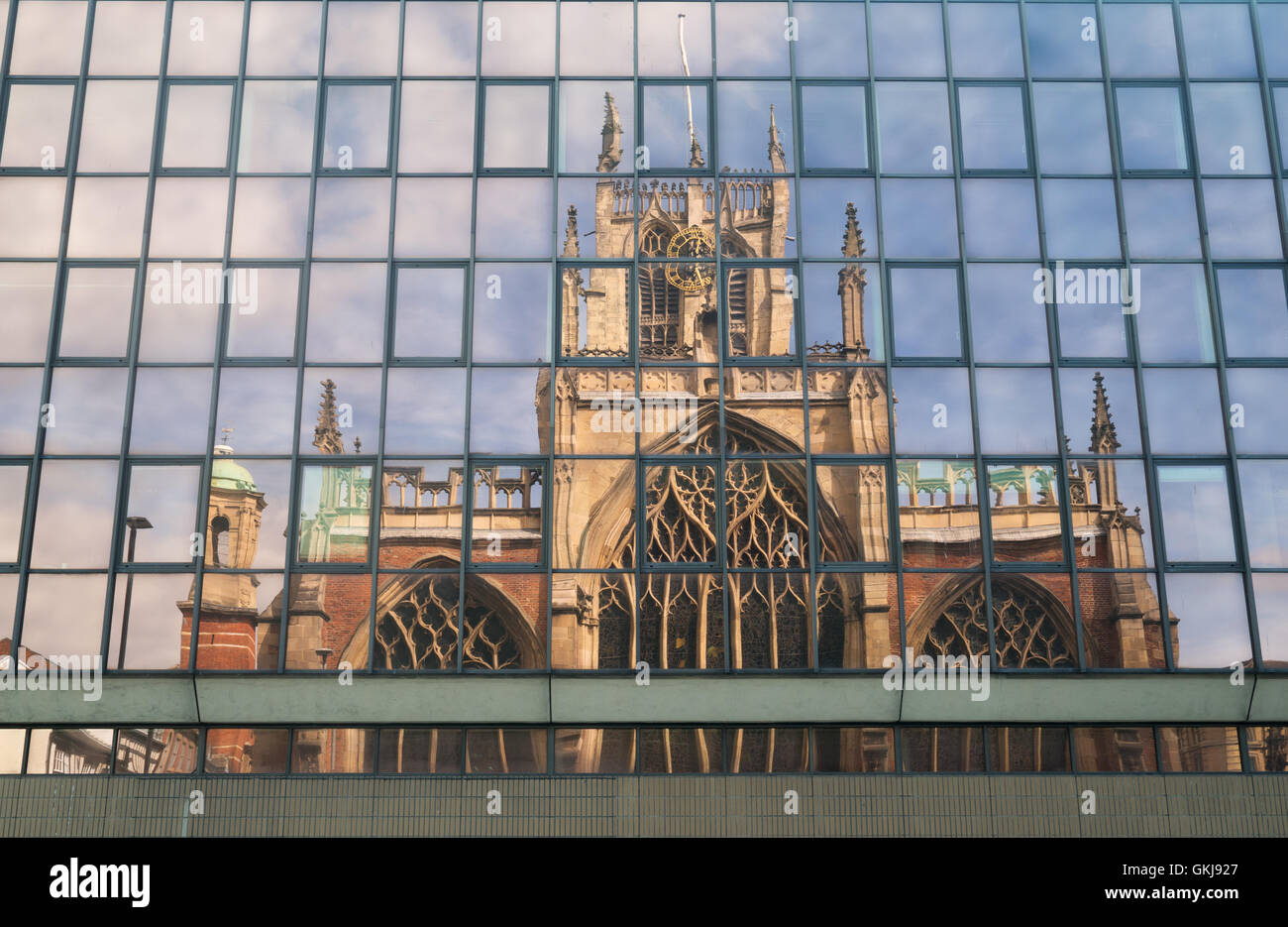 Holy Trinity Kirche spiegelt sich in Glasfenster, Kingston upon Hull, Yorkshire, England, UK Stockfoto