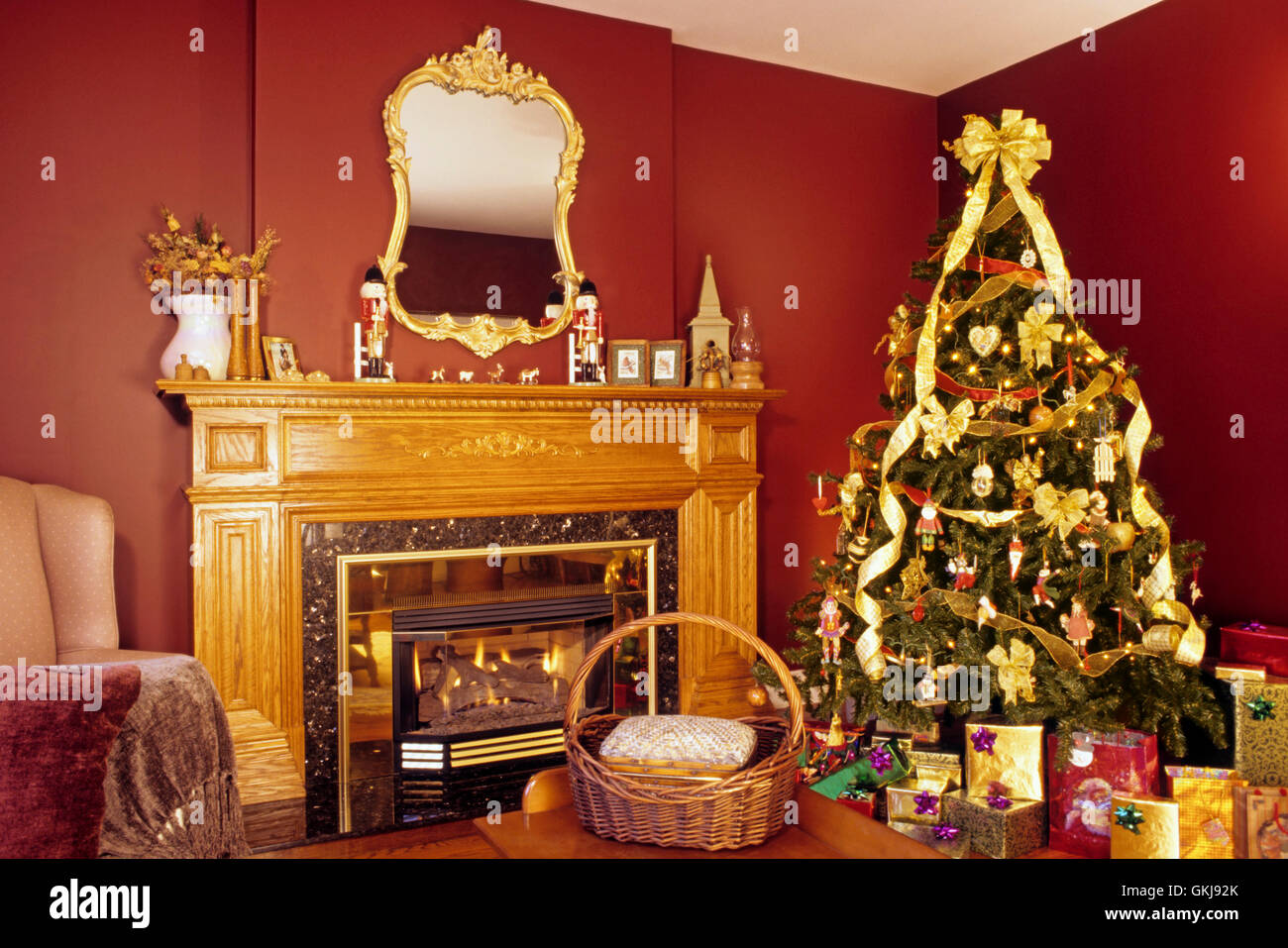 Weihnachtsbaum im Wohnzimmer Stockfoto