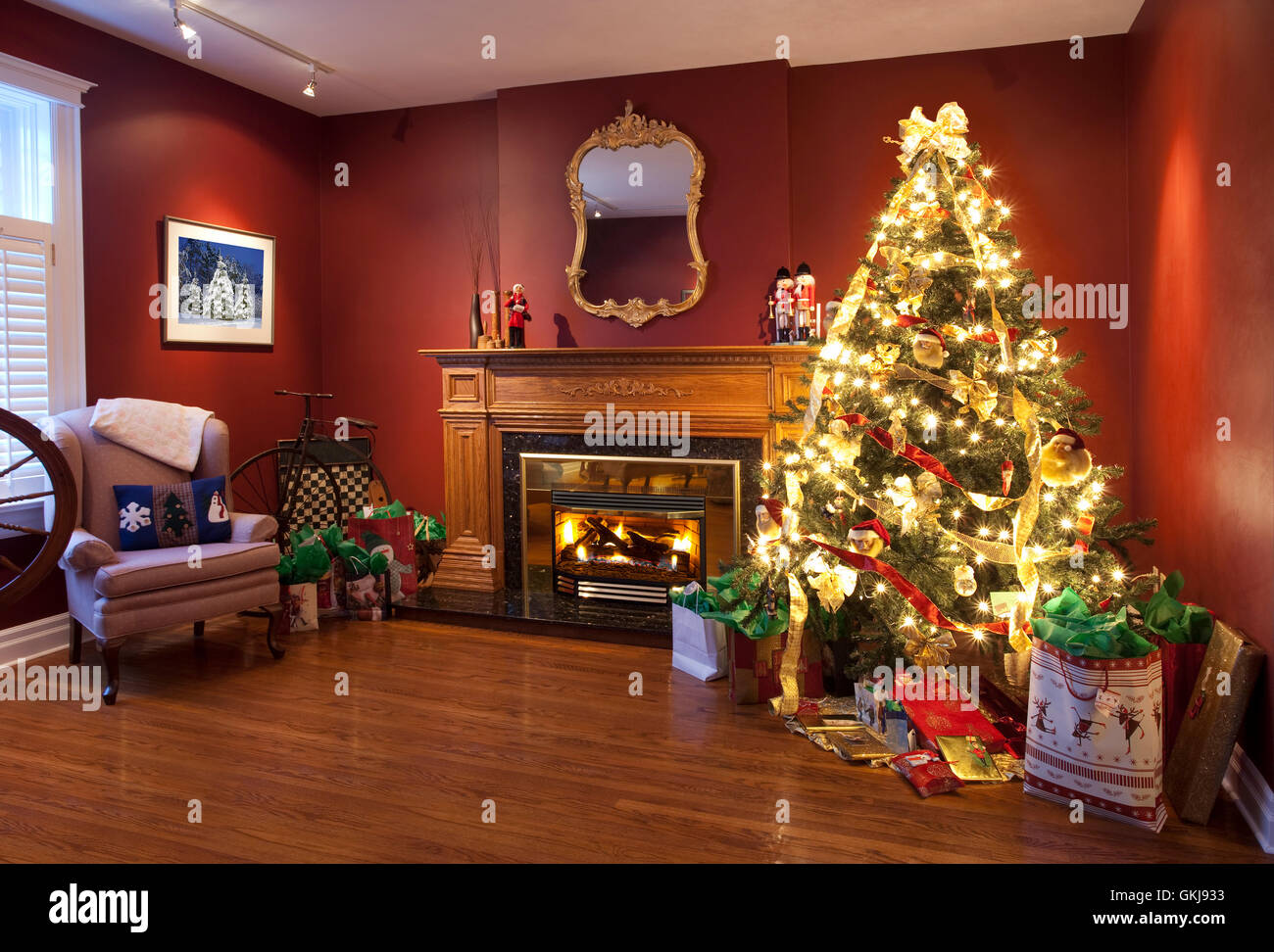 Weihnachtsbaum und Mantel im Wohnzimmer Stockfoto