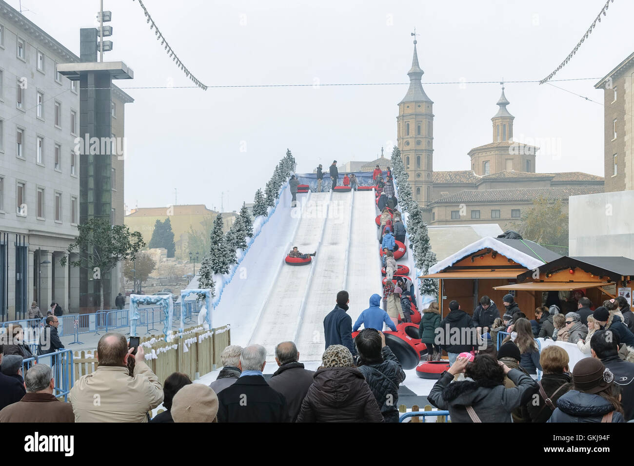 Schnee-Rutsche in der quadratischen Säule Weihnachten Zaragoza, Aragon, Spanien Stockfoto