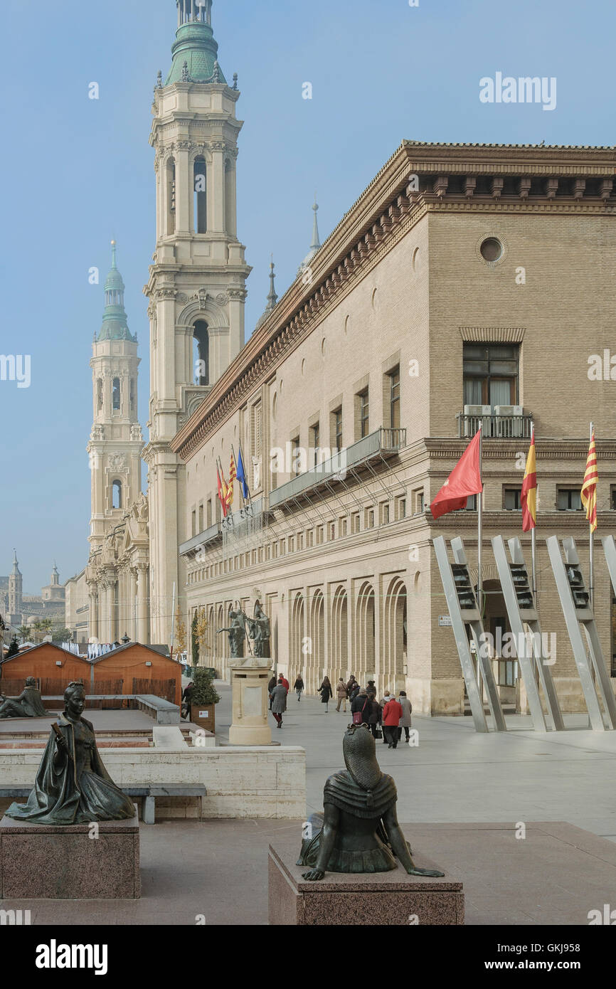 Türme von der Basilica del Pilar de Zaragoza, kommunale der Verbraucherinformation. und Goyescas Statuen, Zaragoza, Spanien. Stockfoto