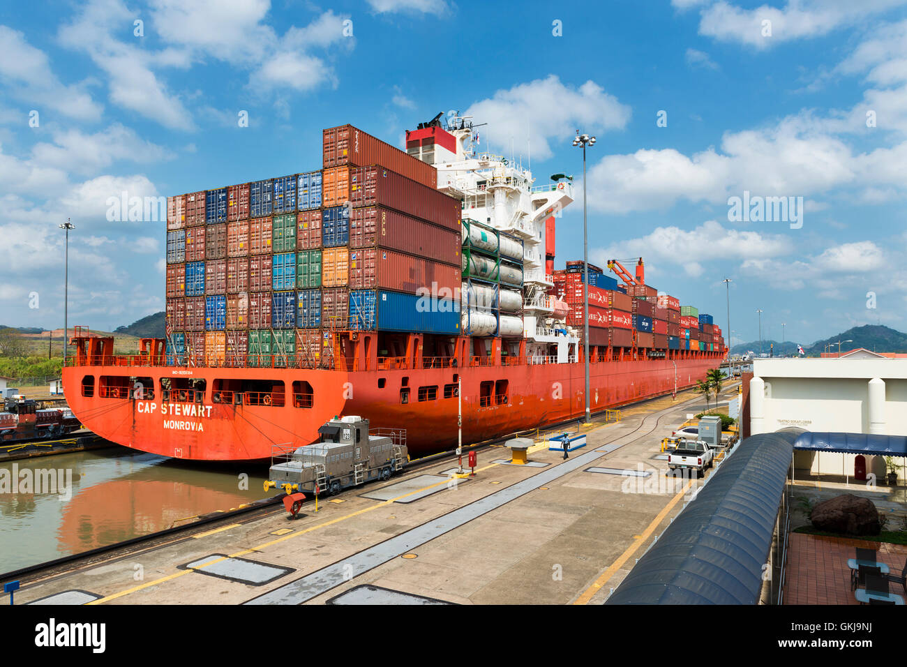 Panamakanal, Panama - 17. März 2014: Ein Frachtschiff in die Miraflores-Schleusen in den Panama-Kanal in Panama Stockfoto
