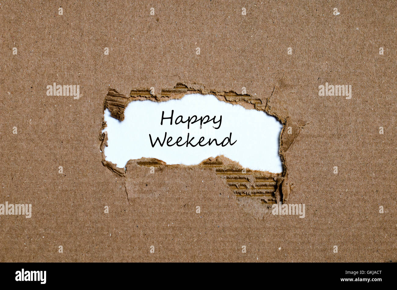 Die Worte happy Wochenende erscheint hinter zerrissenes Papier Stockfoto