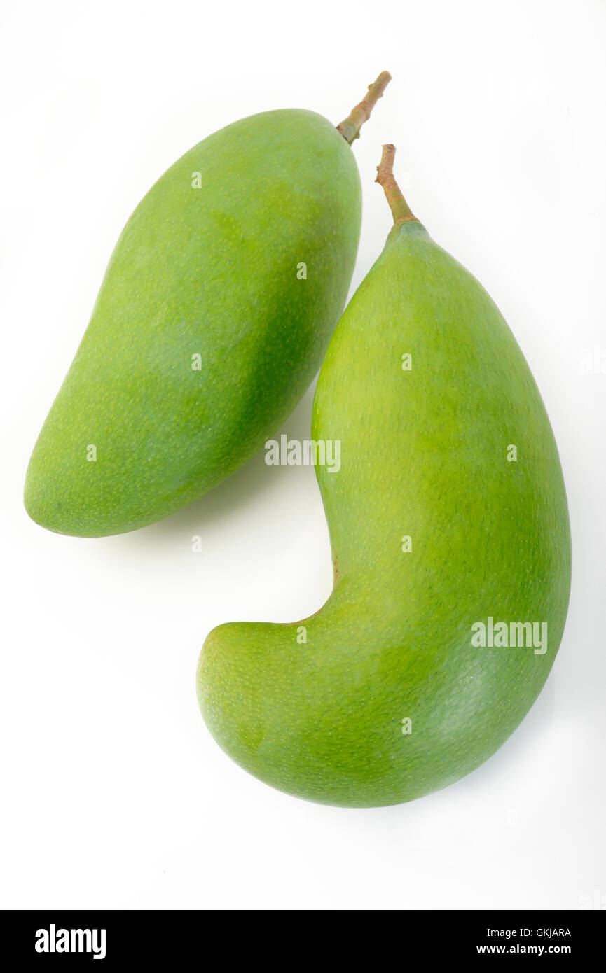 frische grüne Mango auf weißem Hintergrund Stockfoto