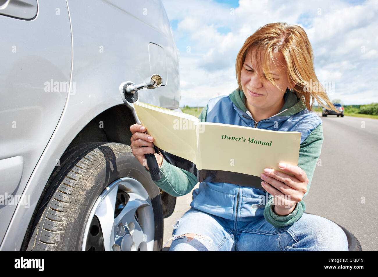 Frau Benutzerhandbuch Lesen ihres Autos Stockfoto