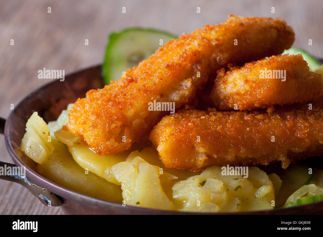 Fischstäbchen mit Kartoffelsalat Stockfoto