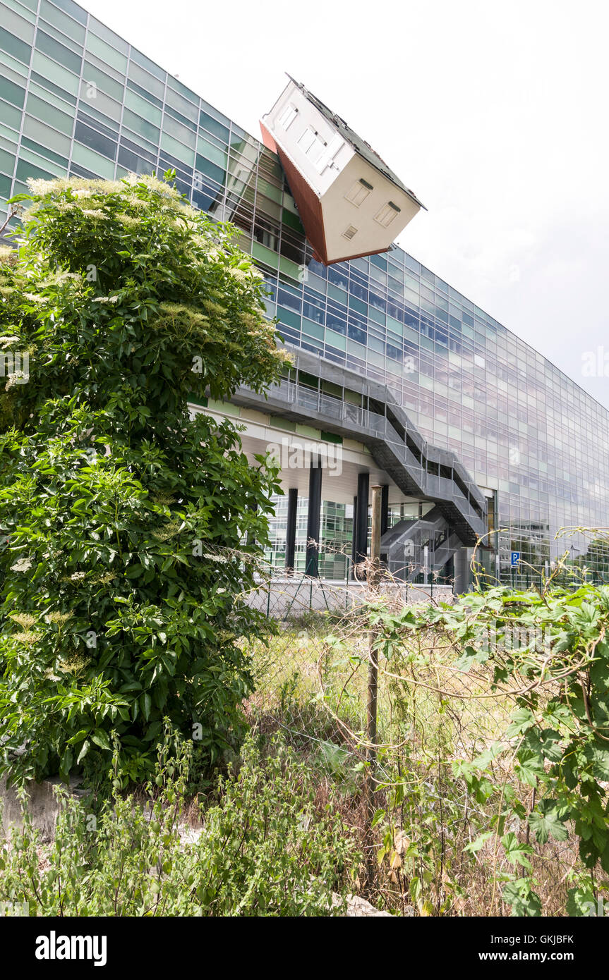 Ein schräg angestelltes Haus auf dem Bürogebäude von Strabag, einer Firma, STRABAG Inc, mit Sitz in Mlynské nivy, Bratislava, Slovaki Stockfoto