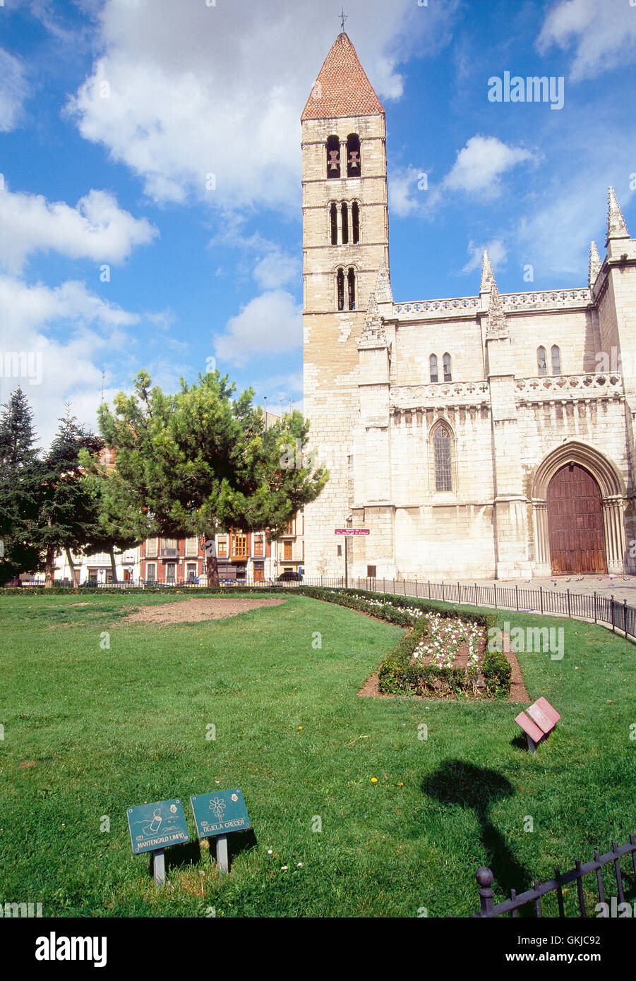 Fassade der Kirche Santa Maria De La Antigua. Valladolid, Spanien. Stockfoto