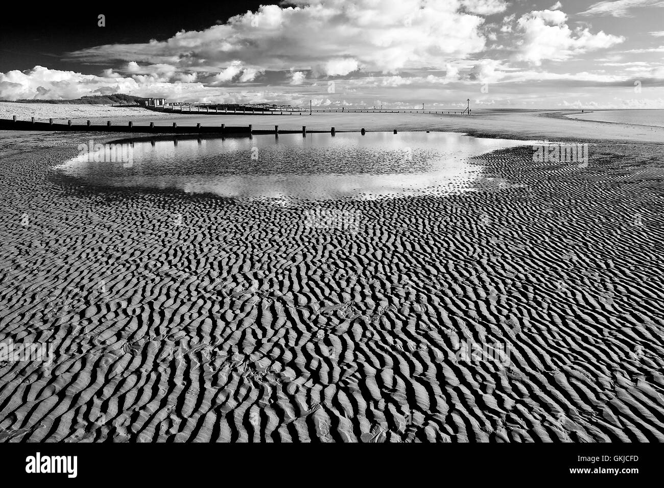 Bei Ebbe am Strand am Eingang zum Hafen von Chichester Stockfoto