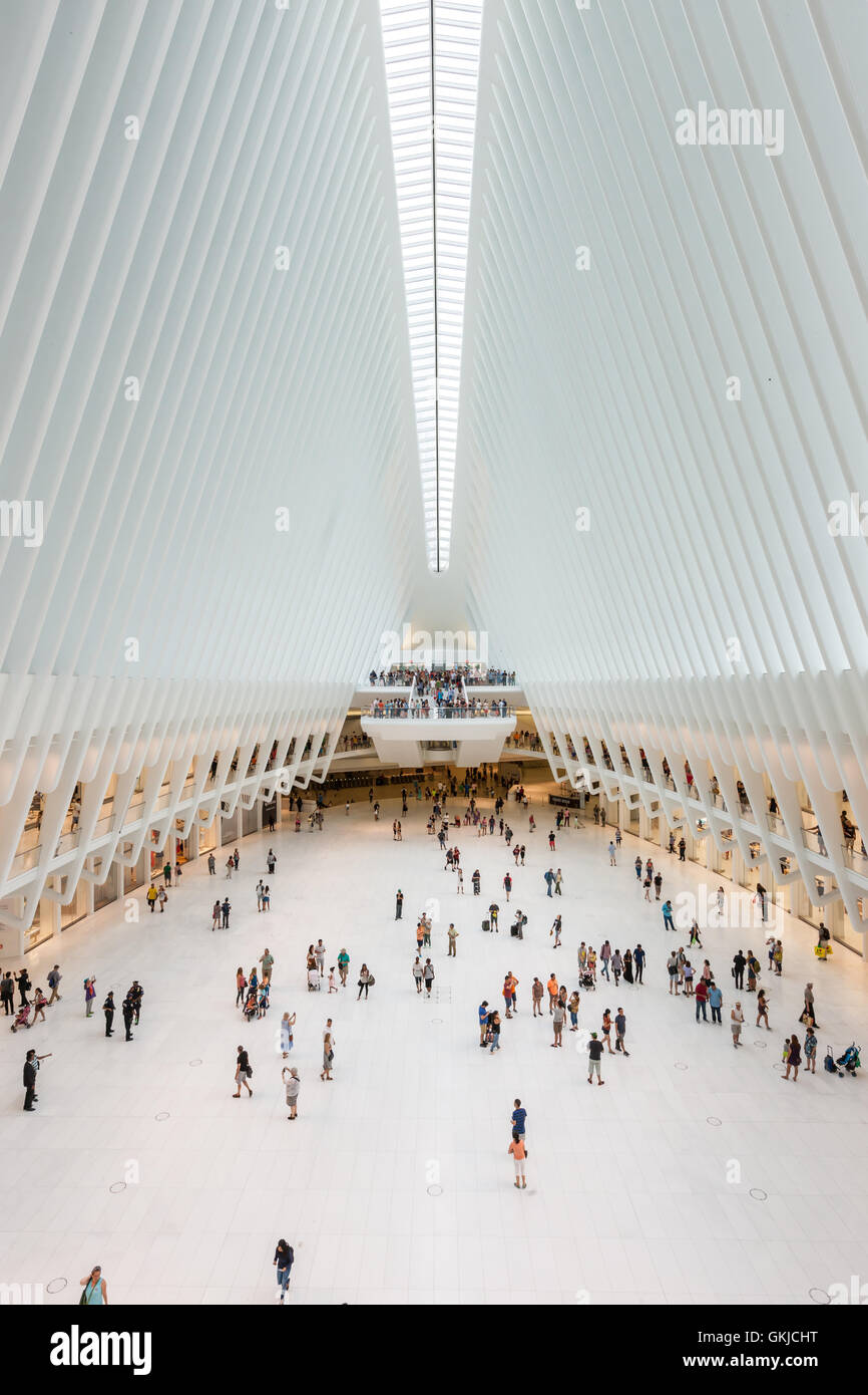 Menschen genießen den Blick ins Innere der Oculus und Geschäfte im Einkaufszentrum Westfield World Trade Center im World Trade Center Transportation Hub in New York City. Stockfoto