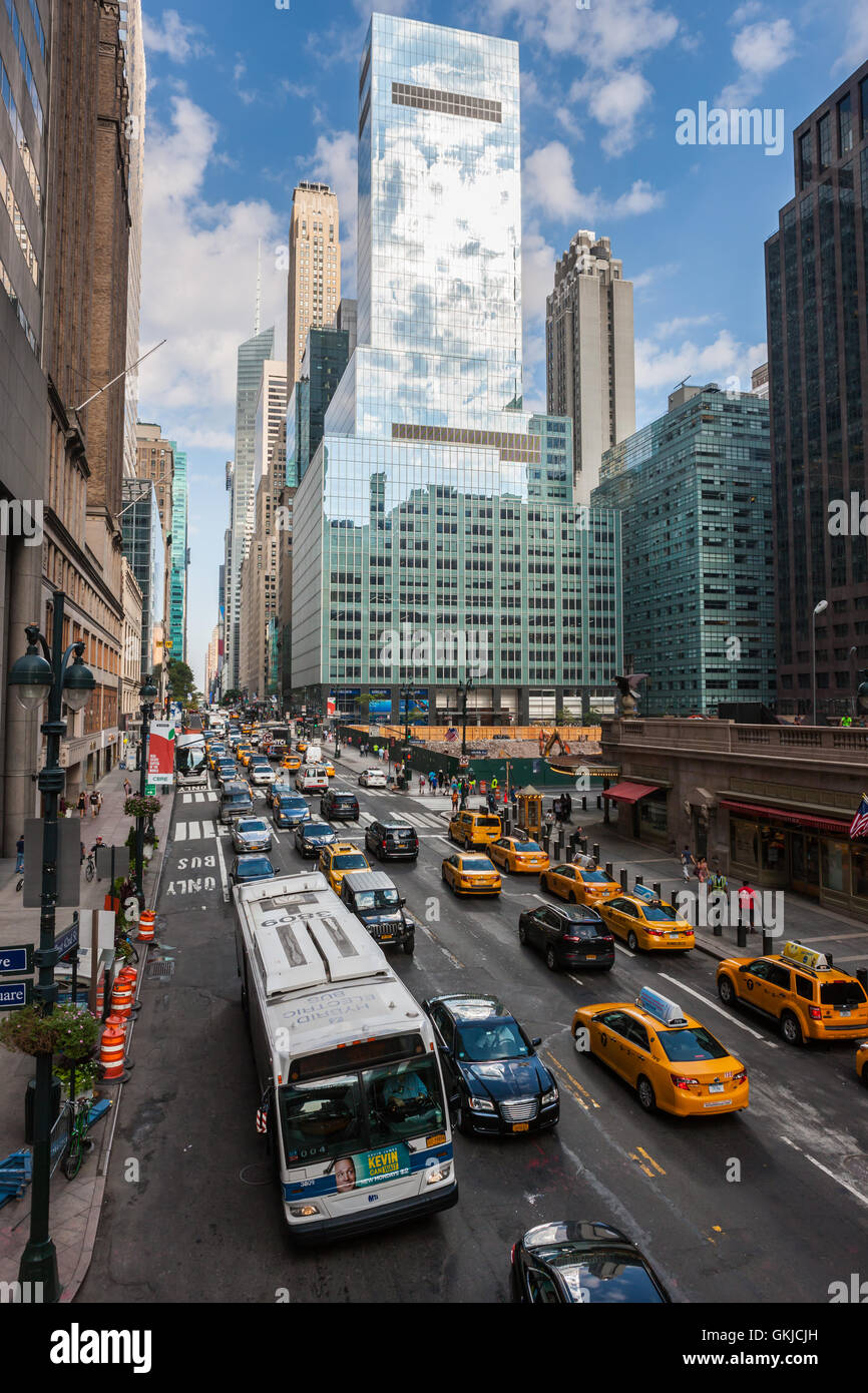 Ein Blick auf Verkehr auf der 42nd Street in Midtown Manhattan in New York City. Stockfoto