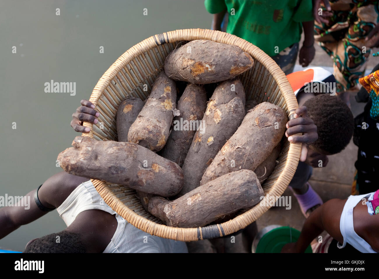 Ein Korb mit Süßkartoffeln trug auf Kopf, von oben gesehen Stockfoto