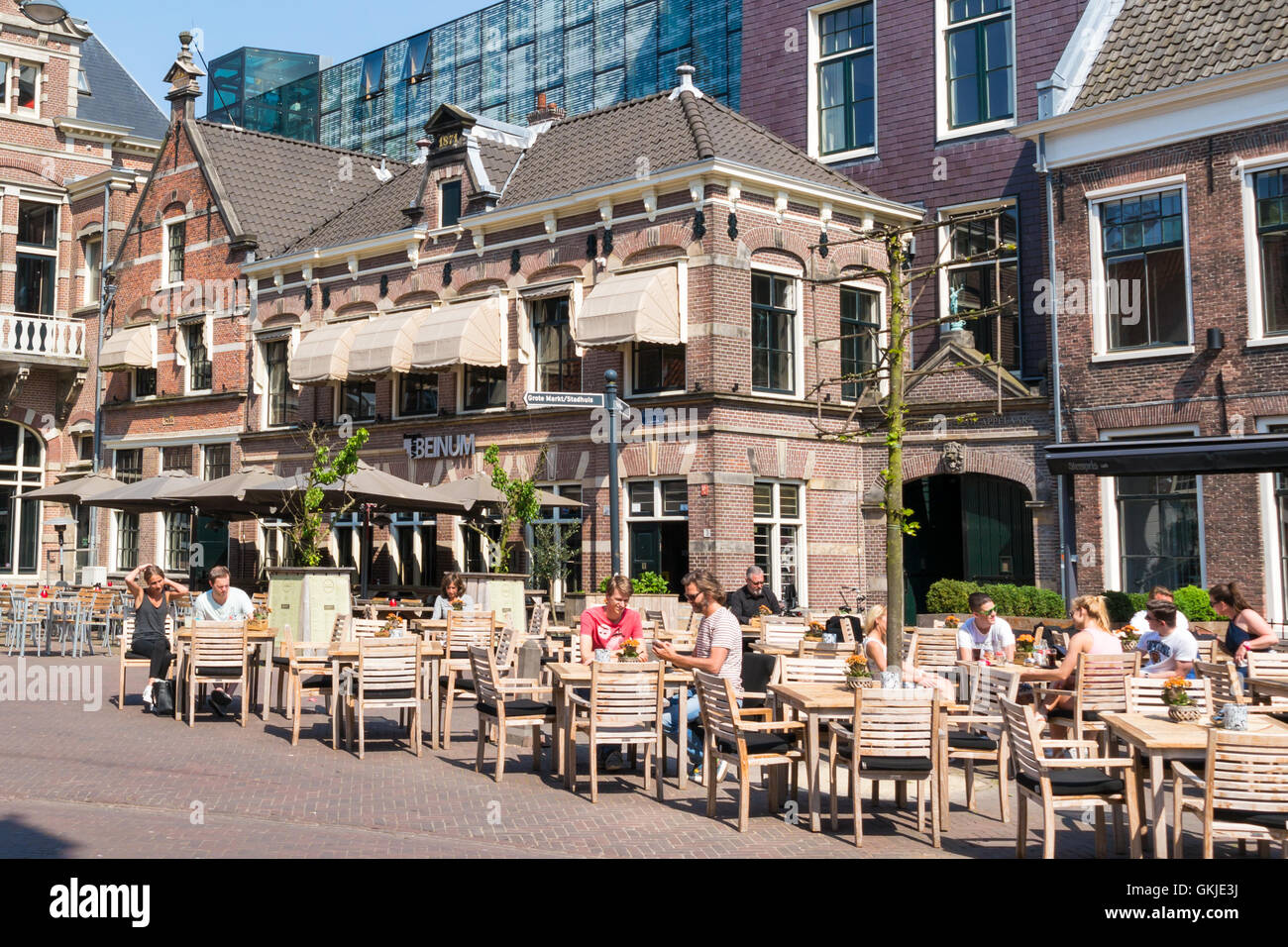 Menschen genießen am Straßencafé auf Klokhuisplein Platz im Zentrum von Haarlem, Holland, Niederlande Stockfoto