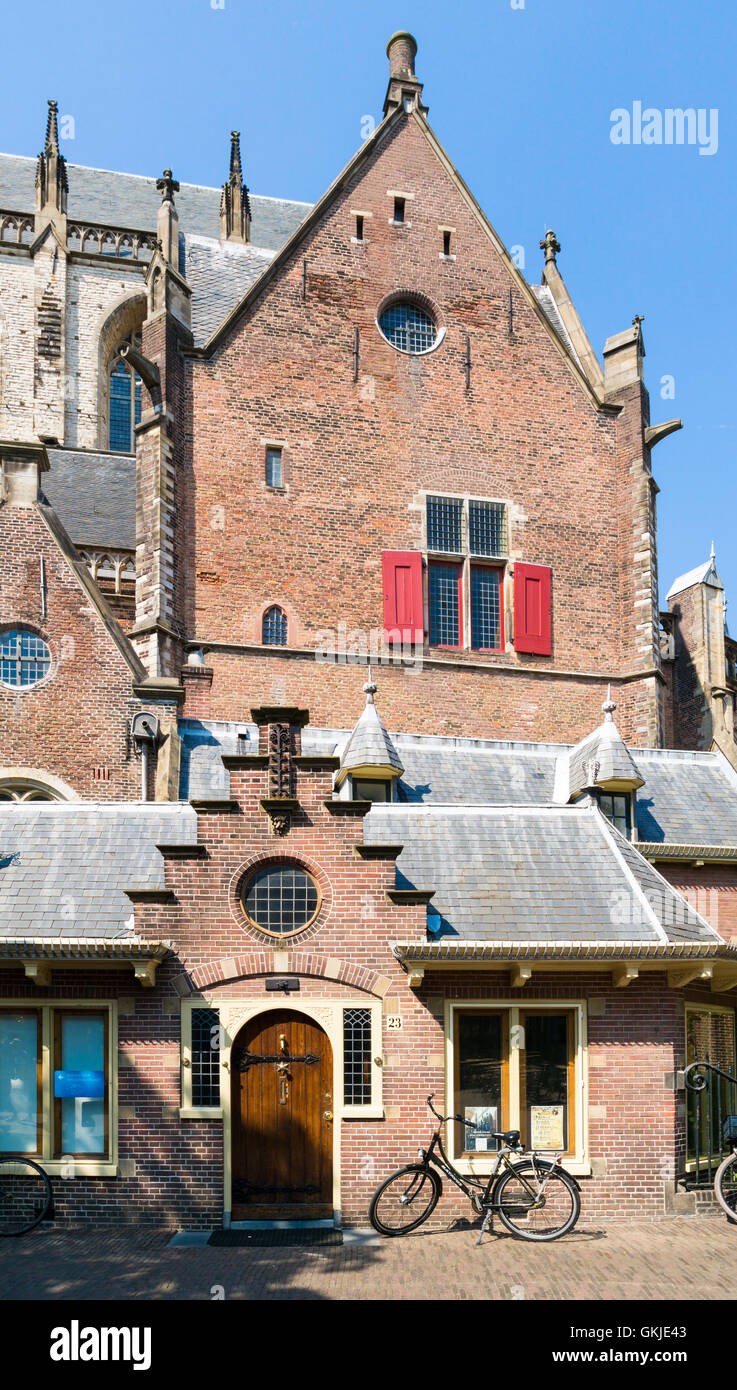 Straßenszene von Oude Groenmarkt hinter Bavo-Kirche in der alten Stadt von Haarlem, Holland, Niederlande Stockfoto