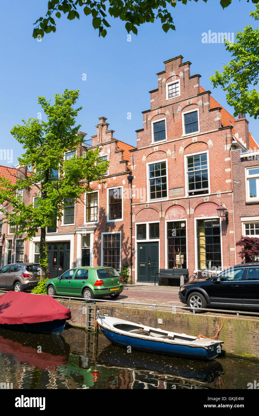 Häuser mit Treppengiebeln auf Bakenessergracht Kanal in der alten Stadt von Haarlem, Holland, Niederlande Stockfoto