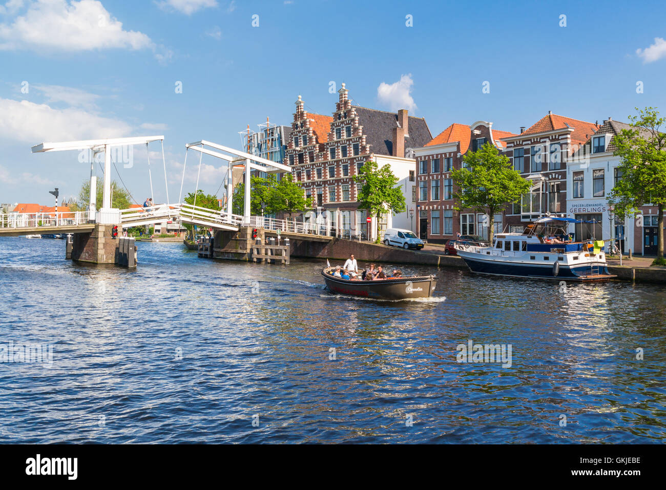 Spaarne Fluss mit Menschen am Kanal Touristenboot und Gravestenen Zugbrücke, Haarlem, Holland, Niederlande Stockfoto