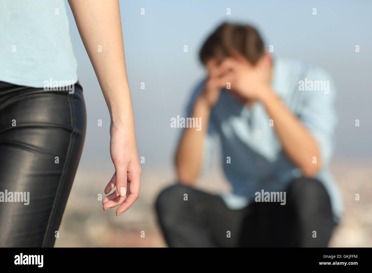 Trennung eines Paares und ein trauriger Mann im Hintergrund Stockfoto