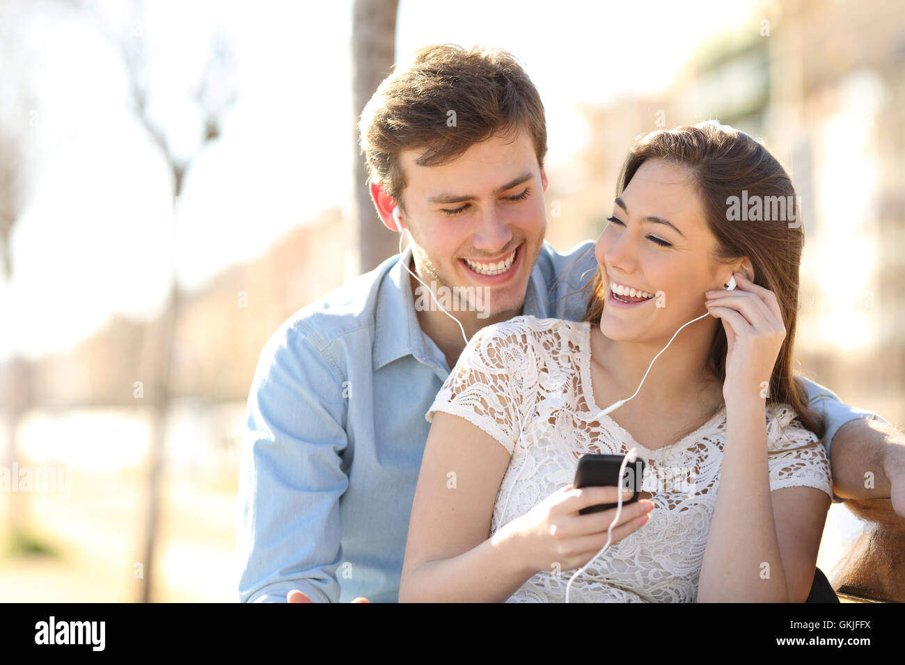 Paar Musikhören über ein Smartphone Stockfoto