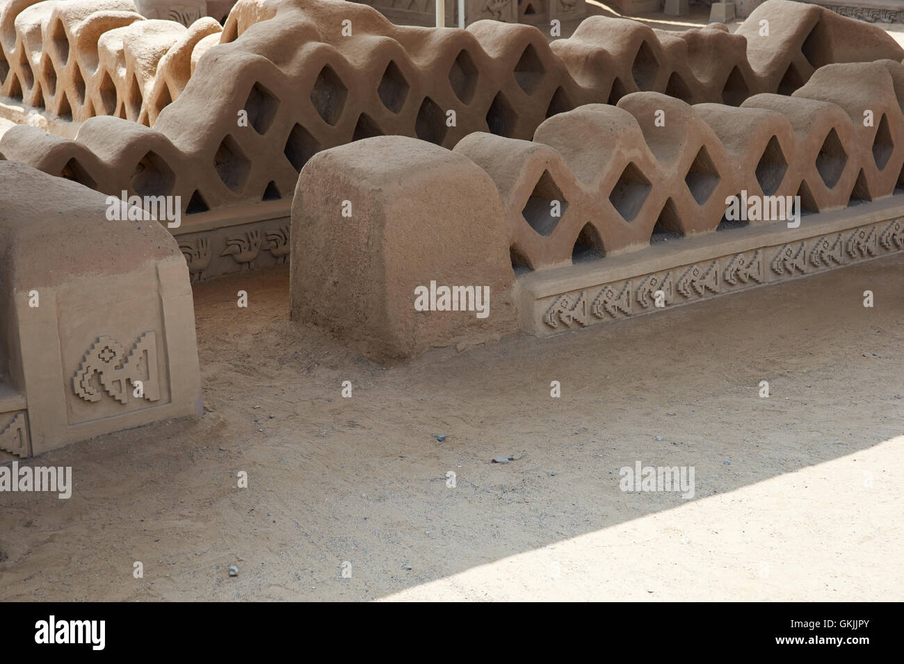 Reste von der Stadt Chan Chan in der Nähe von Trujillo in Peru. Die Stadt war die Hauptstadt der Chimu-Reiches, das im 15. Jahrhundert seinen Höhepunkt erreicht. Stockfoto