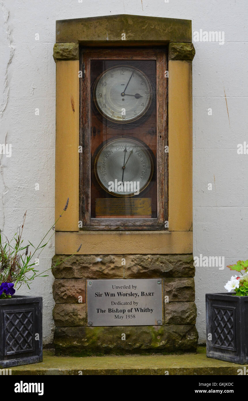 Großbritannien, England, Yorkshire, Staithes, High Street, Uhr und Barometer, gestiftet von Sir William Worsley in Erinnerung an George Hanson Stockfoto