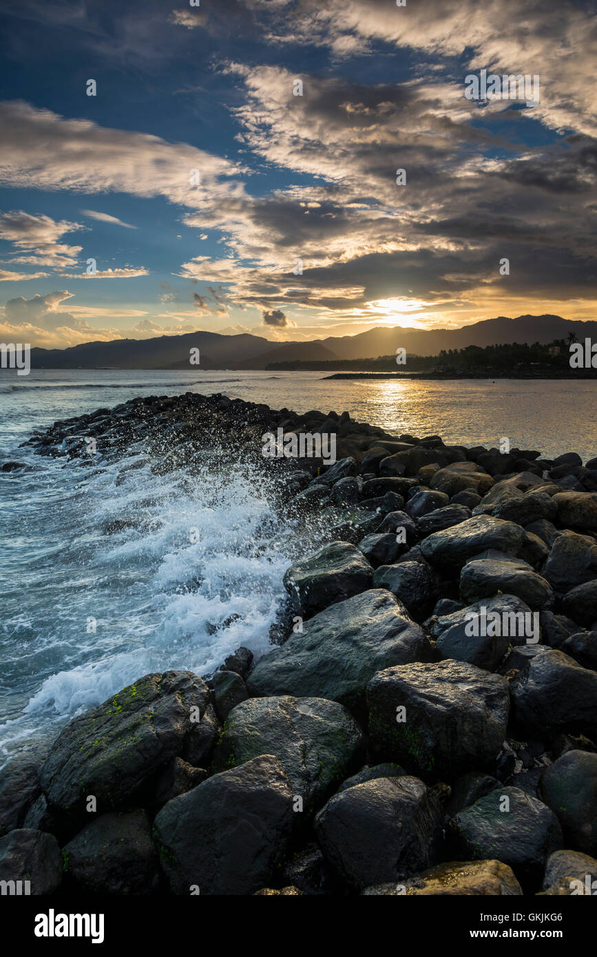 Wellen auf den Felsen. Stockfoto