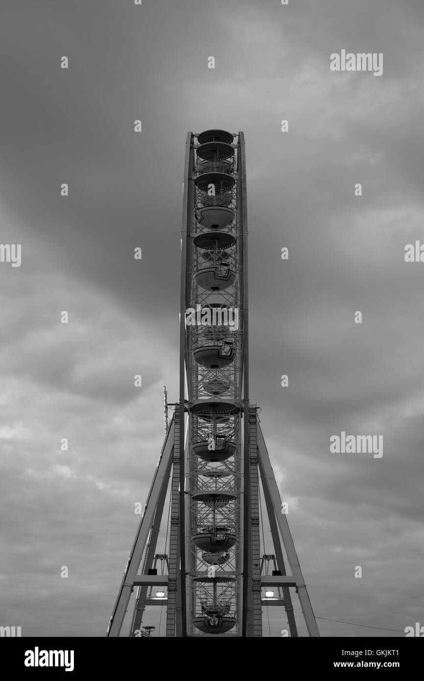 Seitenansicht des Riesenrads auf der Kirmes in Schwarz und Weiß Stockfoto