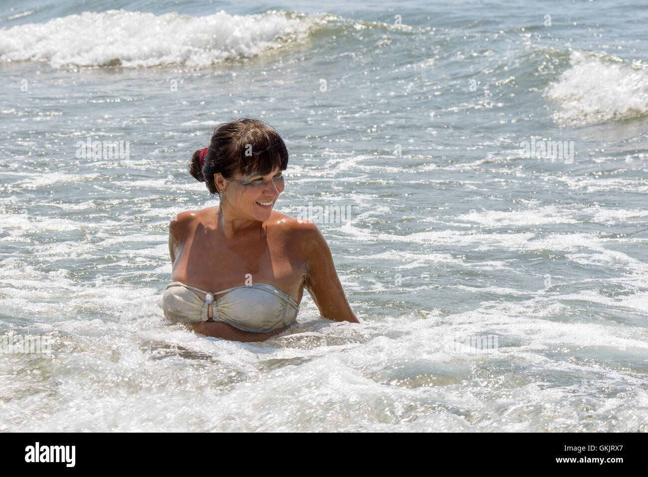 ein Mädchen, die sich aus einer gesunden Maske zu waschen Stockfoto