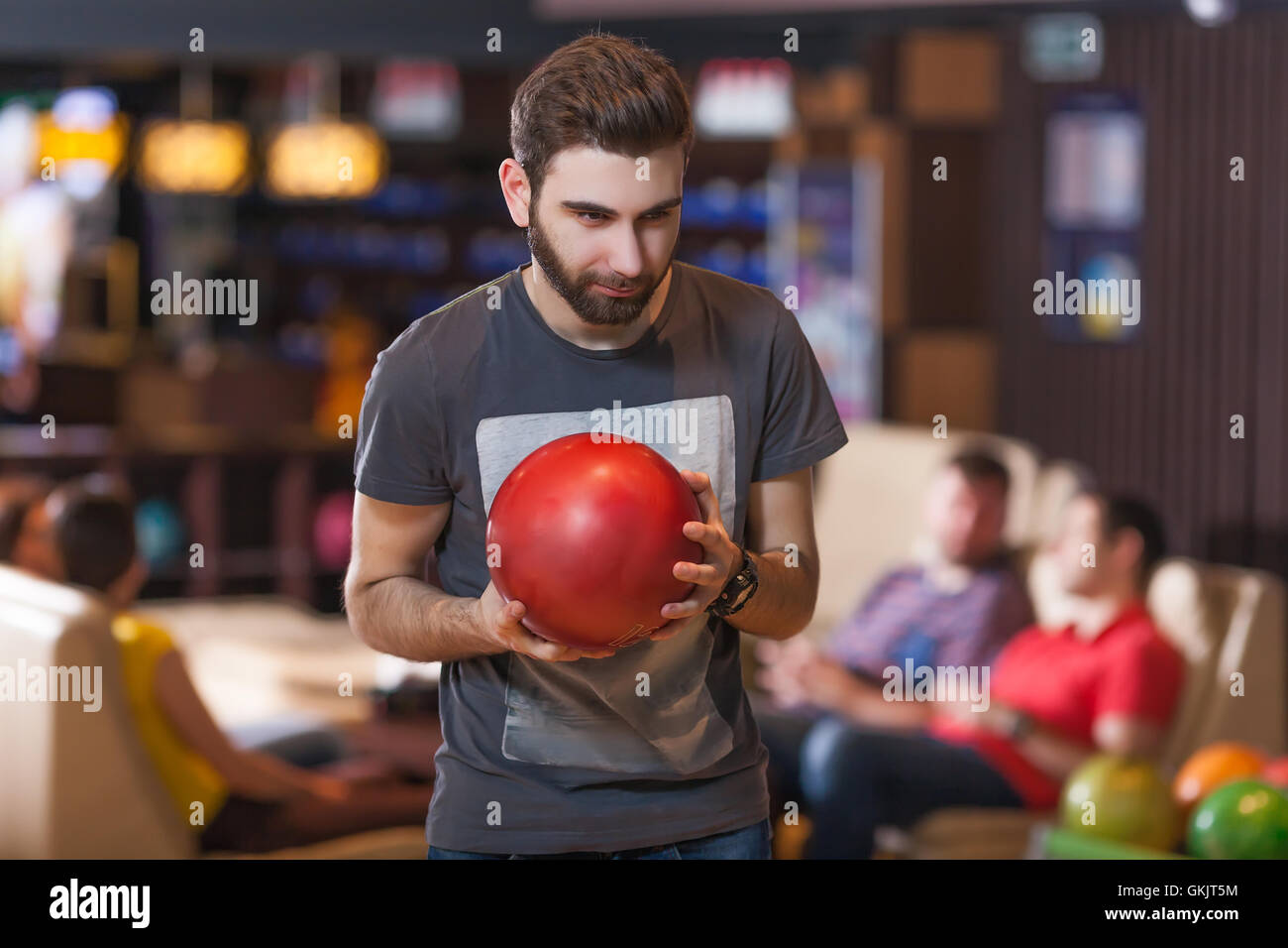 Mann mit Bowling-Kugel Stockfoto
