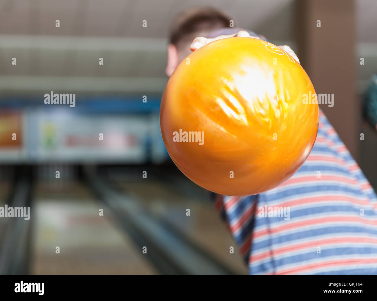 Man spielt bowling Stockfoto