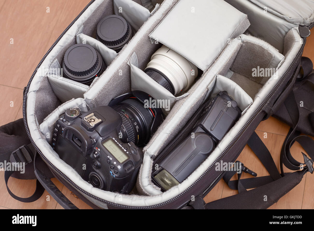Professionelle Fotoausrüstung in schützender Rucksack Stockfoto