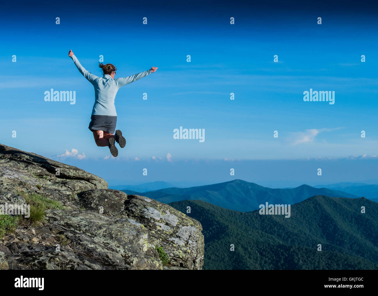 Kammlinie inspiriert einen Sprung der Freude in den Bergen von North Carolina Stockfoto