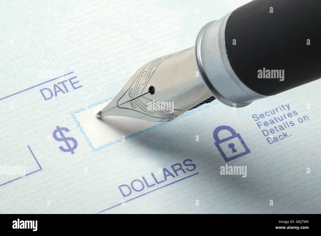 Bankschecks und ausgefallene Kugelschreiber mit Textfreiraum. Stockfoto