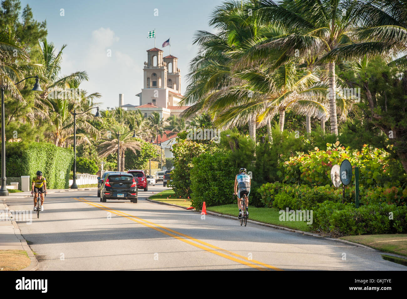 Blick auf das luxuriöse Breakers Resorthotel von Palmen gesäumten South Ocean Boulevard entlang der öffentliche Strand in Palm Beach, Florida. Stockfoto