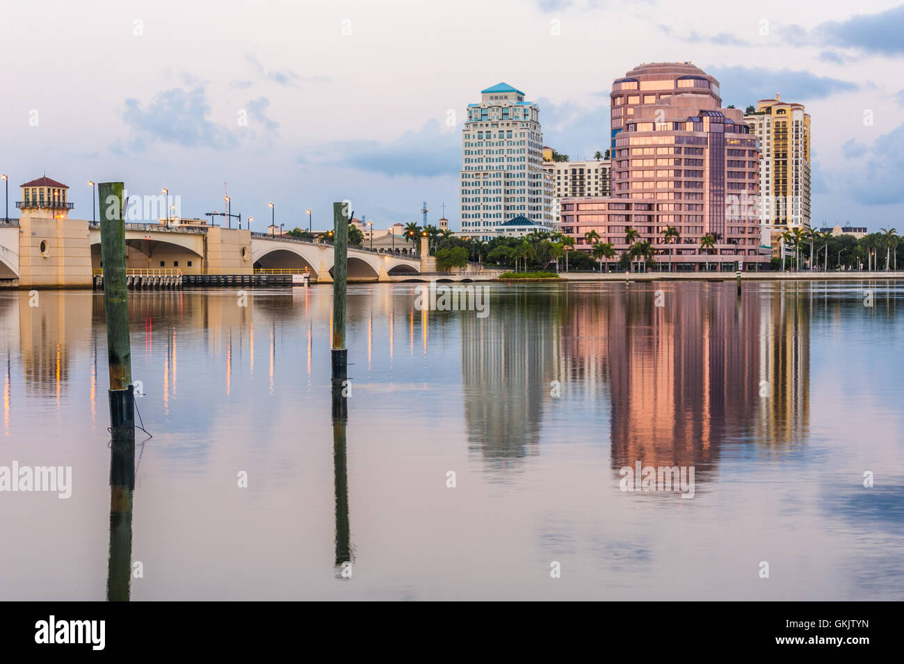 Zeigen Sie in der Morgendämmerung von Palm Beach von Phillips Point und Royal Park-Brücke in West Palm Beach, Florida an. Stockfoto