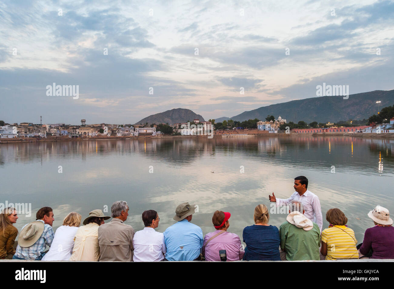 Indischen Führer eine Rede für ausländische Touristen in sarovar See, Pushkar, Rajasthan, Indien. Stockfoto