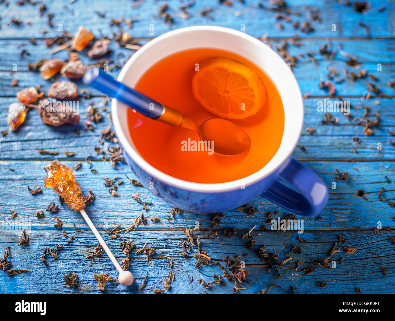 Blauen Tasse mit Tee Stockfoto