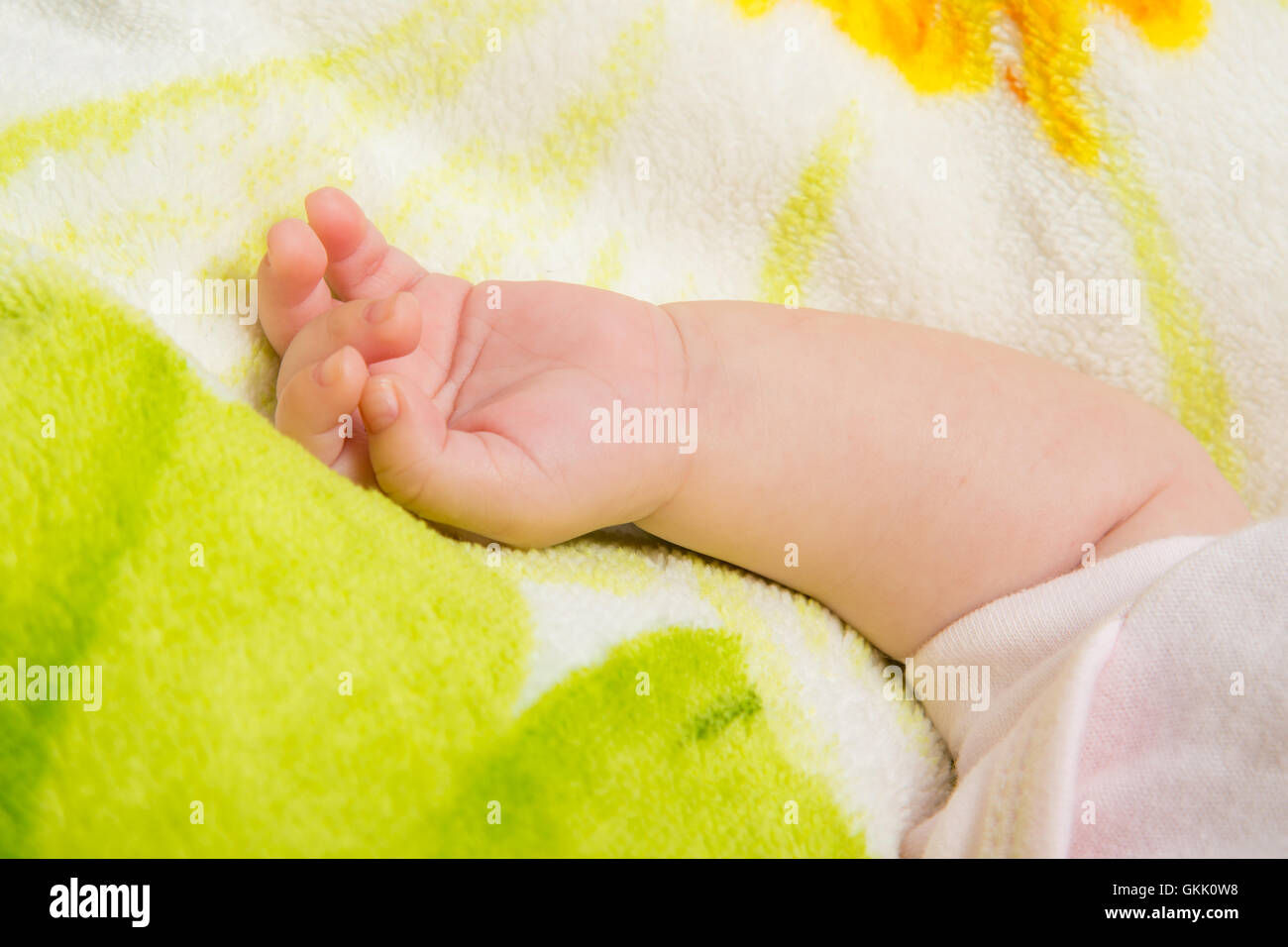 Kleine Hand das schlafende baby Stockfoto