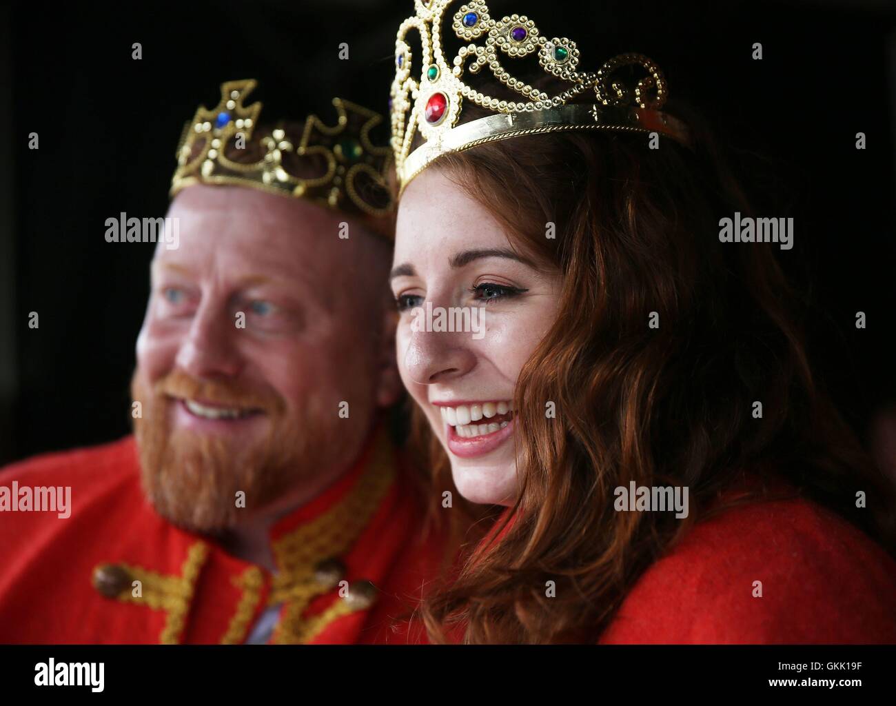 Der neu gekrönte König und Königin der rothaarige Alan O'Neill und Emma Ni Chearuil auf der irischen Rothaarige Convention im Dorf Crosshaven in Cork, Irland statt. Stockfoto