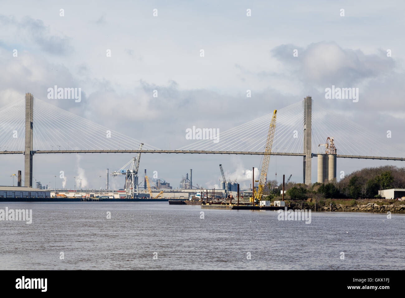 Industrie unter Susnpension Brücke am Savannah River Stockfoto