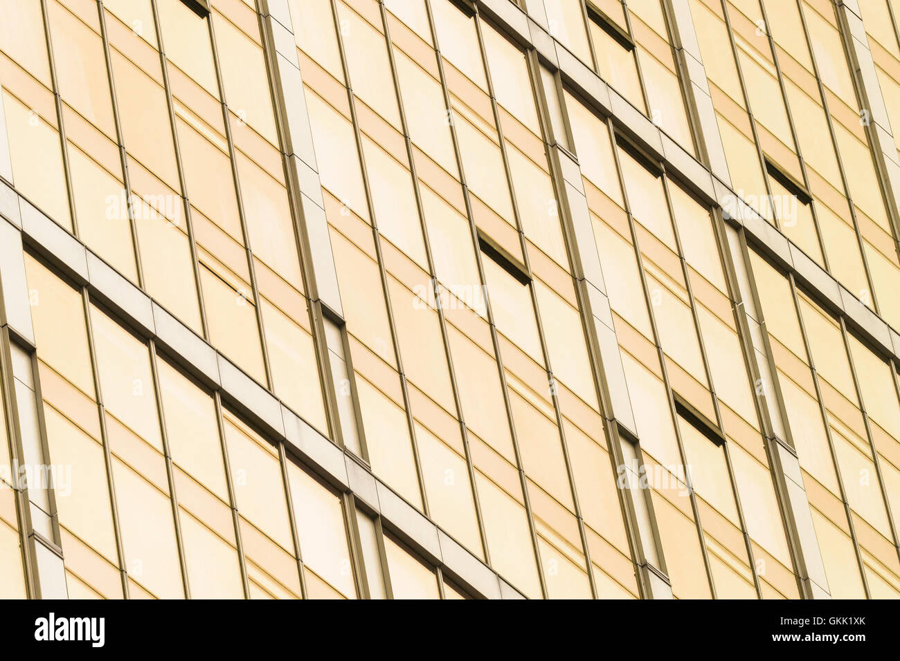 Fragment-Ansicht der Glaswand im modernen Business-Center mit Sepia-Effekt Stockfoto