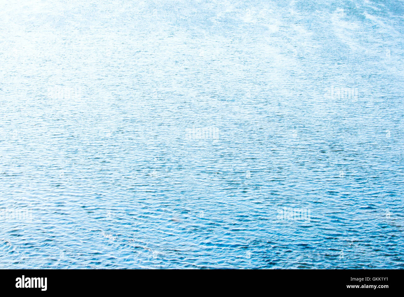 Gekräuselte Wasserfläche an sonnigen Tag Stockfoto