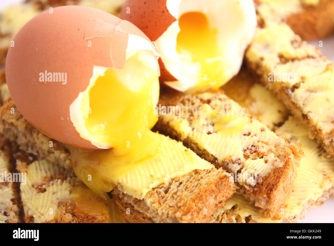 Gekochten Eiern auf Buttertoast Stockfoto