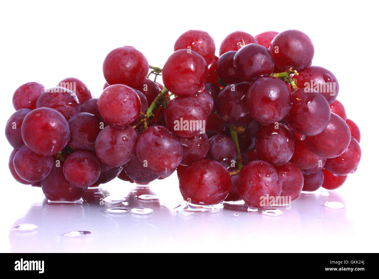 Nasse rote Weintraube auf weißem Hintergrund Stockfoto