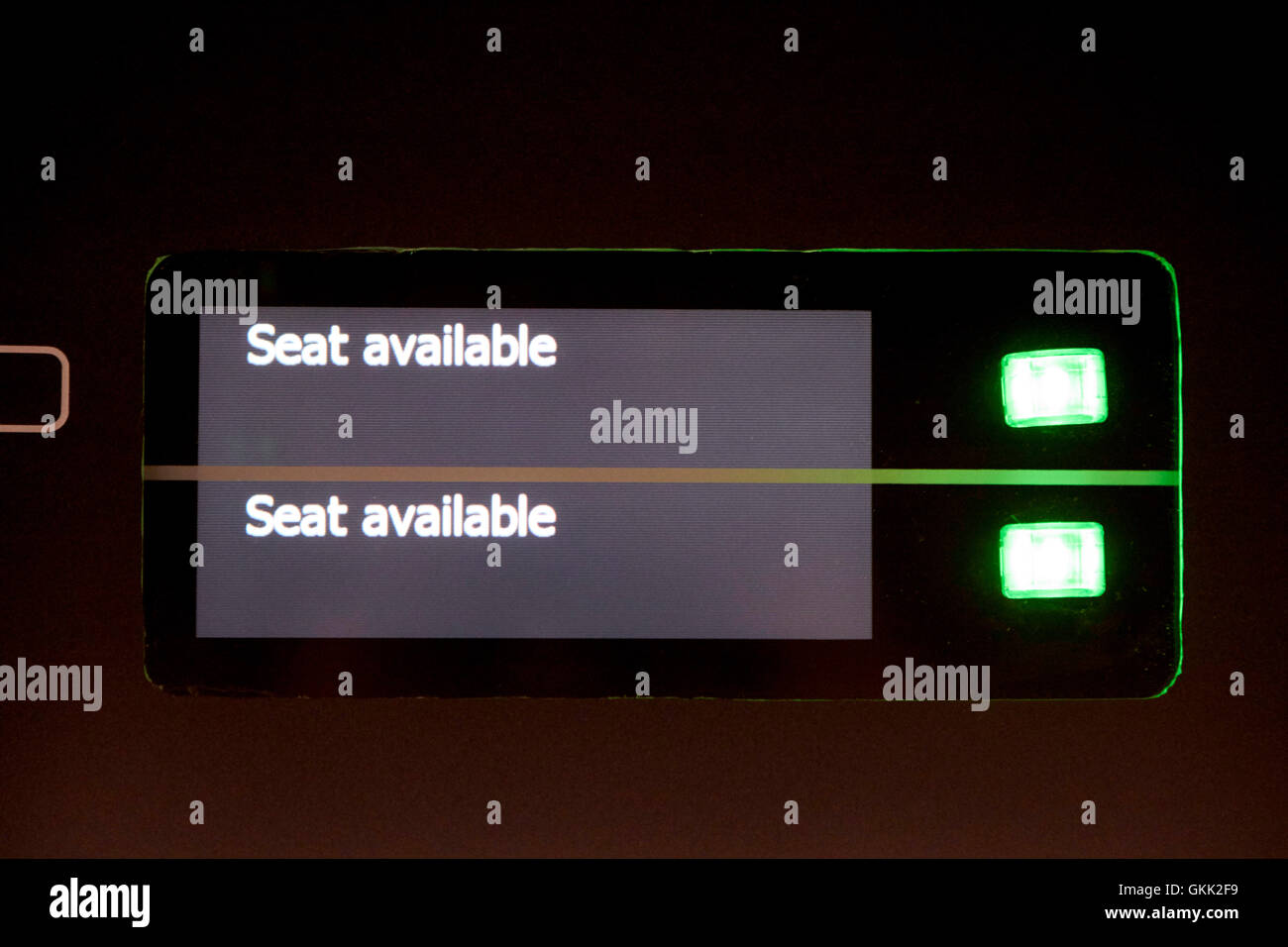 freier Platz Zeichen auf obenliegenden Sitzplatz Reservierung Bildschirme in einem Zug Stockfoto