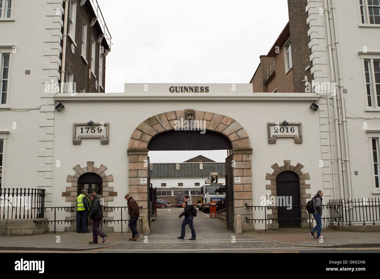 Thomas Street Eingang zum ursprünglichen rainsford Brauereigeschäft, das von der guinness Brauerei St. james's Gate dublin Ireland übernommen wurde Stockfoto