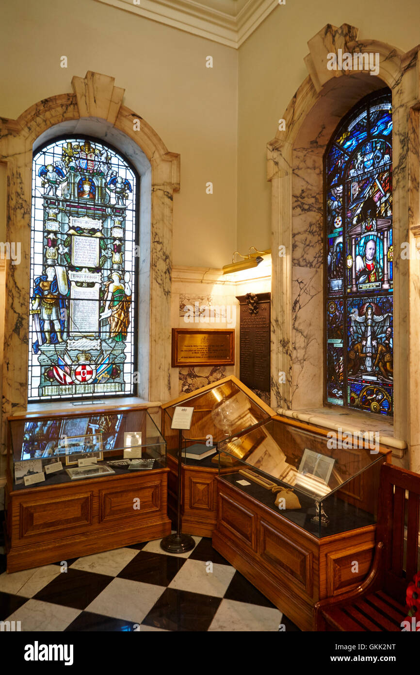 die Könige Tribut und Sir Crawford Mccullagh Glasmalerei Windows Interieur der Belfast City Hall Belfast Nordirland Stockfoto