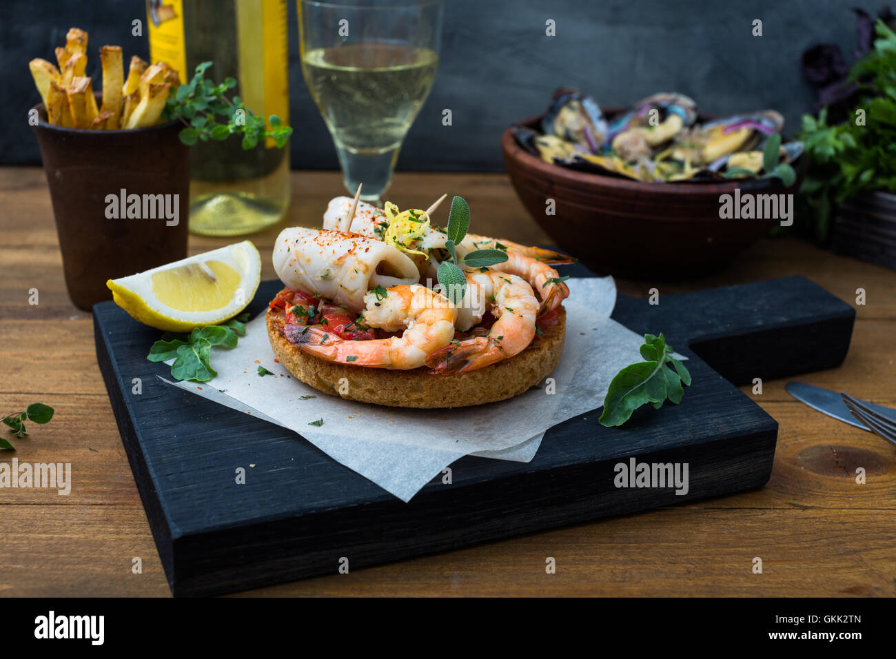 Spanische Tapas mit Meeresfrüchte: Garnelen und Tintenfisch. Stockfoto