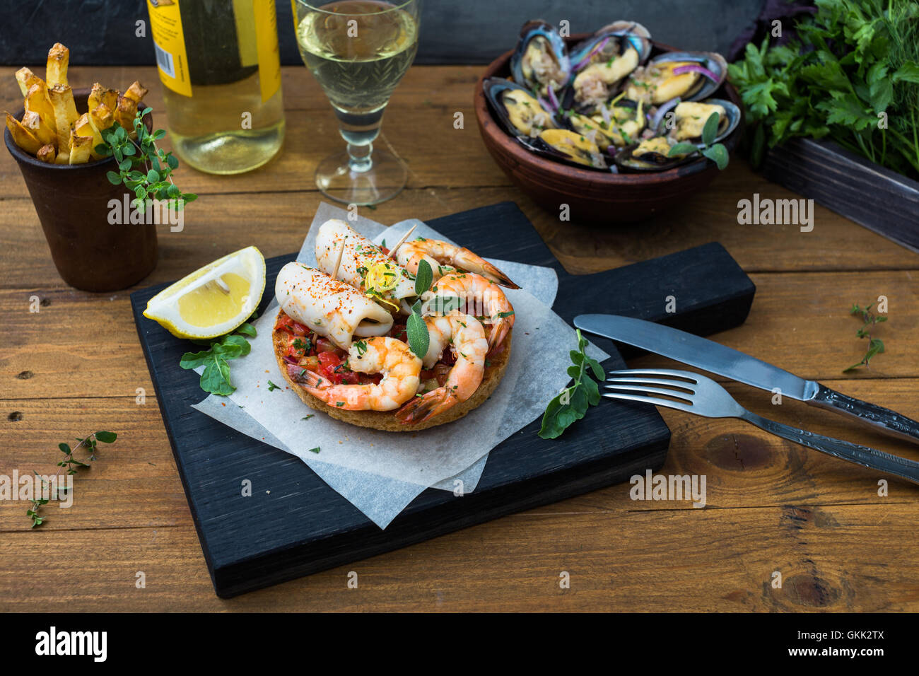 Spanische Tapas mit Meeresfrüchte: Garnelen und Tintenfisch. Stockfoto